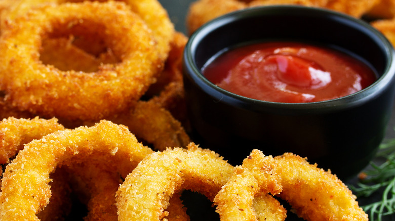 Onion rings with ketchup 
