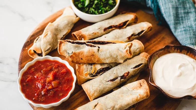 Seven taquitos with salsa