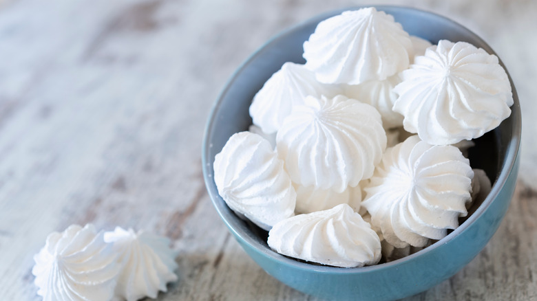 Small white meringues in a blue bowl