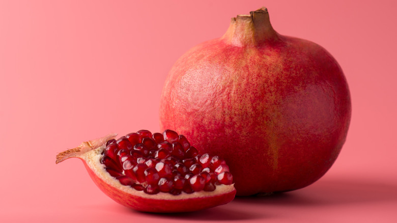 Et granatæble på en lyserød baggrund
