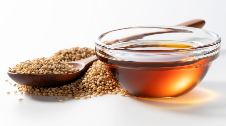 sesame oil in bowl with seeds