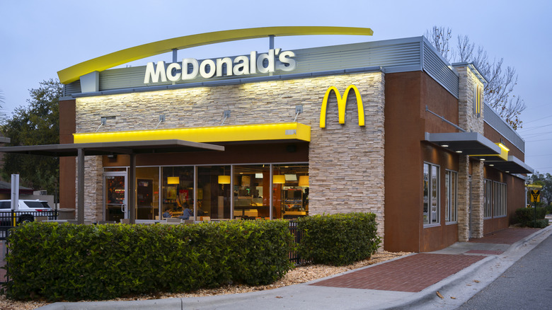 The outside of a McDonald's building at night.