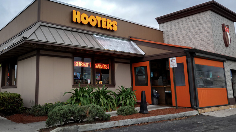 Exterior of a Hooters restaurant