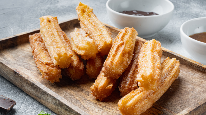   Churros z sosem czekoladowym