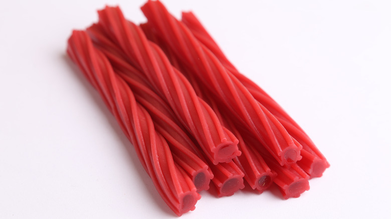   Twizzlers czerwone cukierki z lukrecji