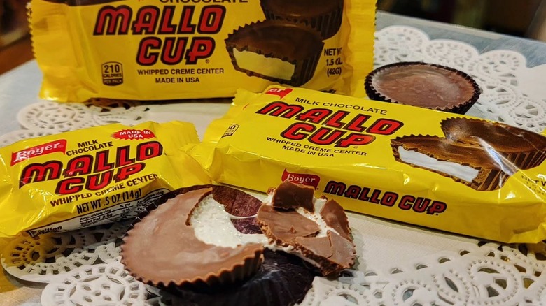 Close-up on packages of Mallo Cups
