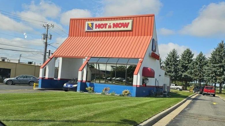 exterior Hot 'n Now restaurant