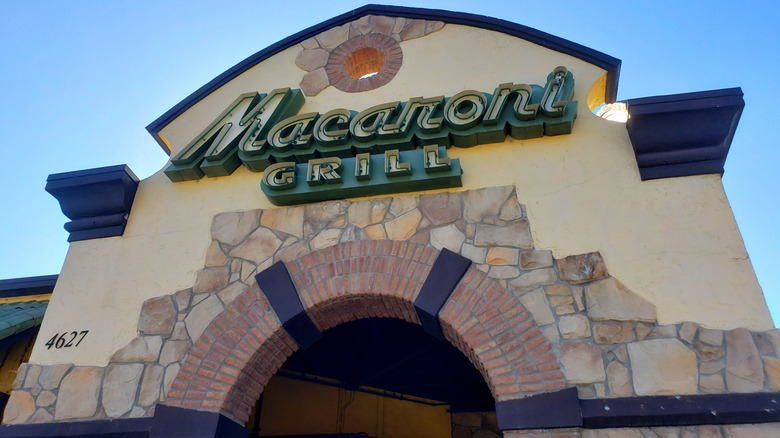exterior Romano's Macaroni Grill