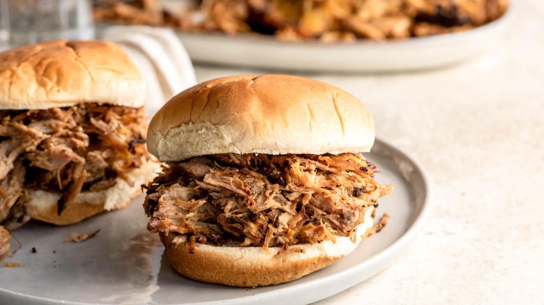 pulled pork on hamburger bun