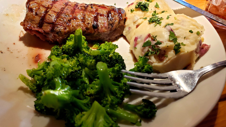 Applebee's plate of steak, mashed potatoes, and broccoli