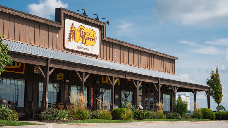 wide shot of a Cracker Barrel exterior