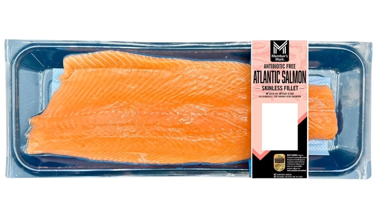 Package with a skinless Atlantic salmon fillet.