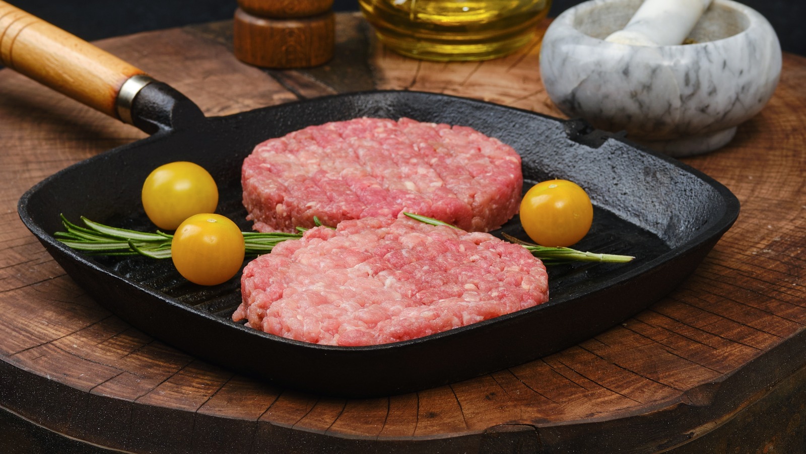 10 Tips For Cooking A Burger In A Cast Iron Skillet, According To Chefs
