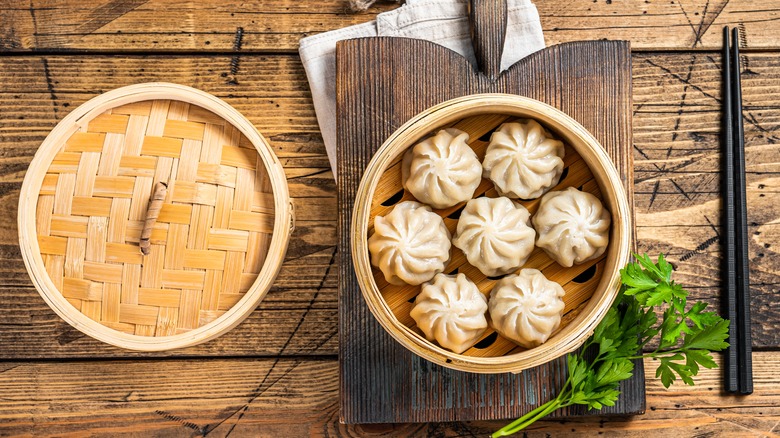 dumplings in bamboo steamer