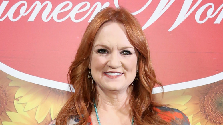 ree drummond with pioneer woman sign