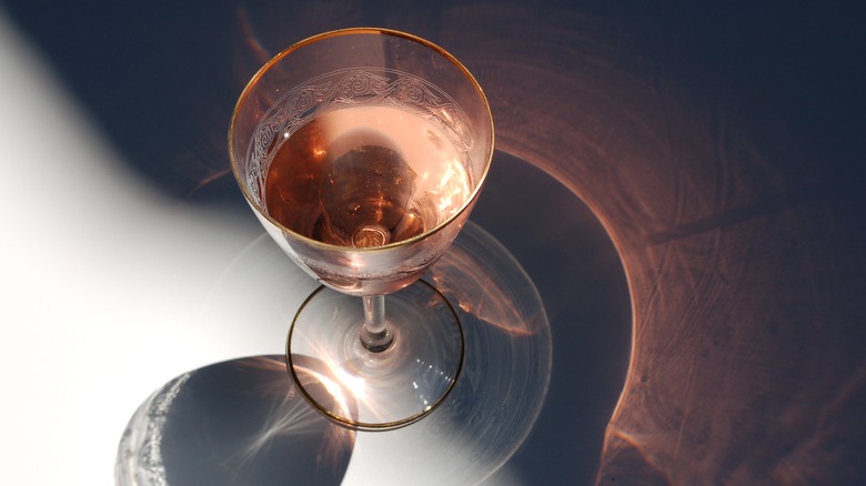   Glas Rosé mit Schatten