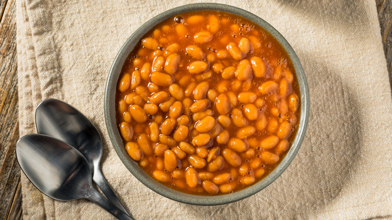 Baked beans in bowl