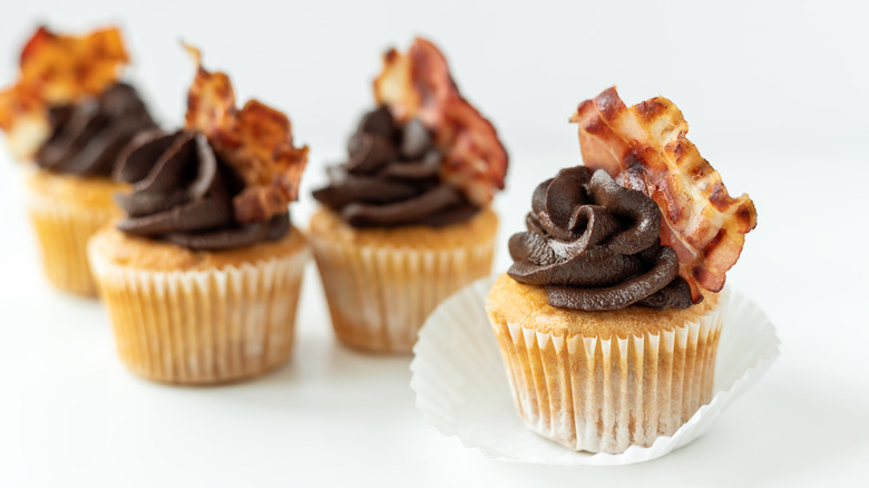vanilla cupcakes with chocolate frosting and bacon