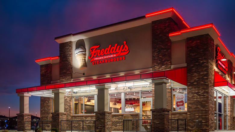 Exterior of a Freddy's restaurant at night