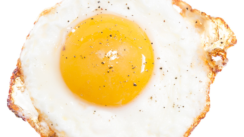 https://www.mashed.com/img/gallery/11-hacks-for-the-best-fried-eggs-of-your-life/use-olive-oil-to-get-fried-eggs-with-crispy-brown-edges-1674495091.jpg