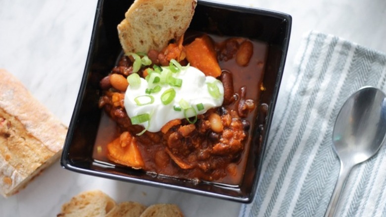 Aerial photo of chorizo chili in a square black bowl