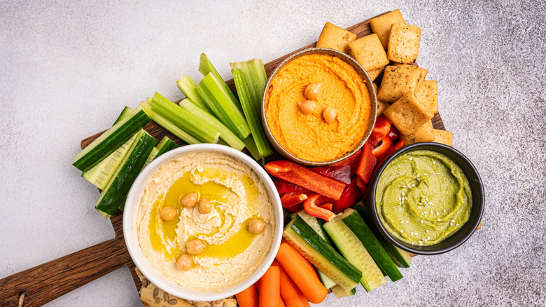 hummus with vegetables and croutons