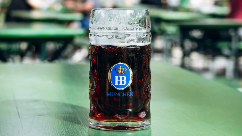 Glass filled with Hofbräu Dunkel