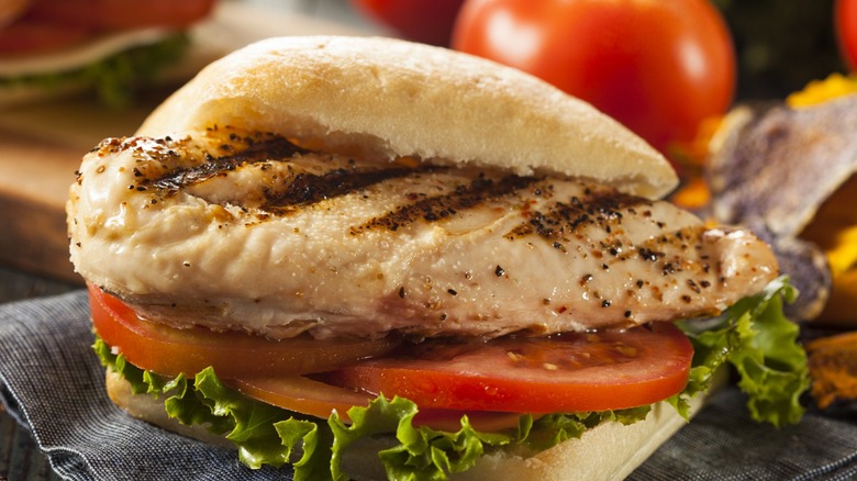 grilled chicken sandwich with tomatoes