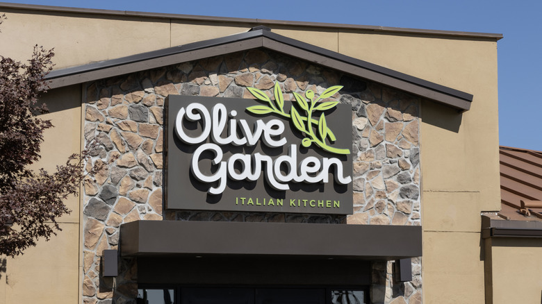 The outside of an Olive Garden Italian Kitchen restaurant building.