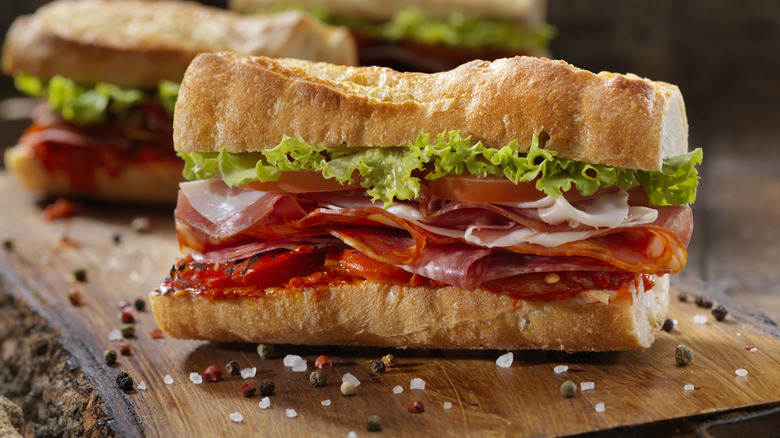 Sandwich with defined layers in baguette bread