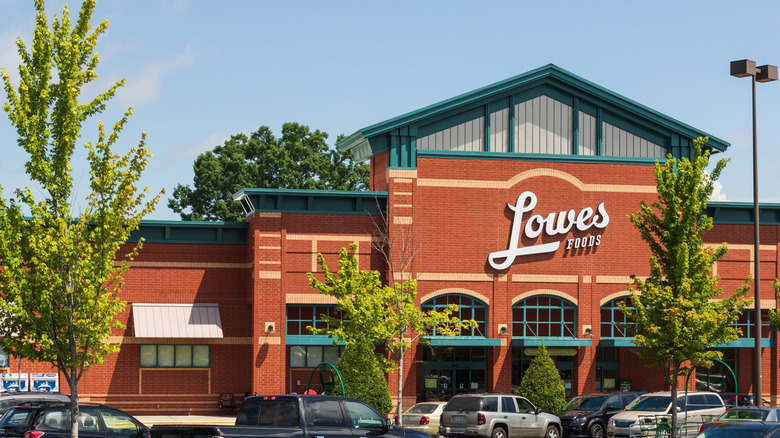 Lowes Foods storefront