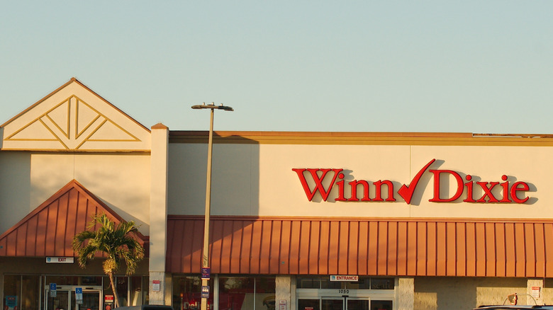 exterior of Winn-Dixie store