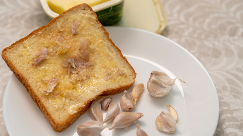 Buttered bread and garlic