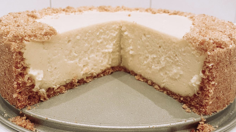 Cheesecake with pulverized crumb crust