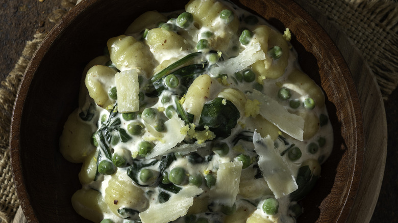 Creamed peas with gnocchi