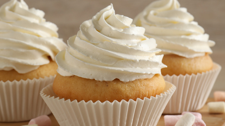 Vanilla cupcakes with marshmallow fluff topping