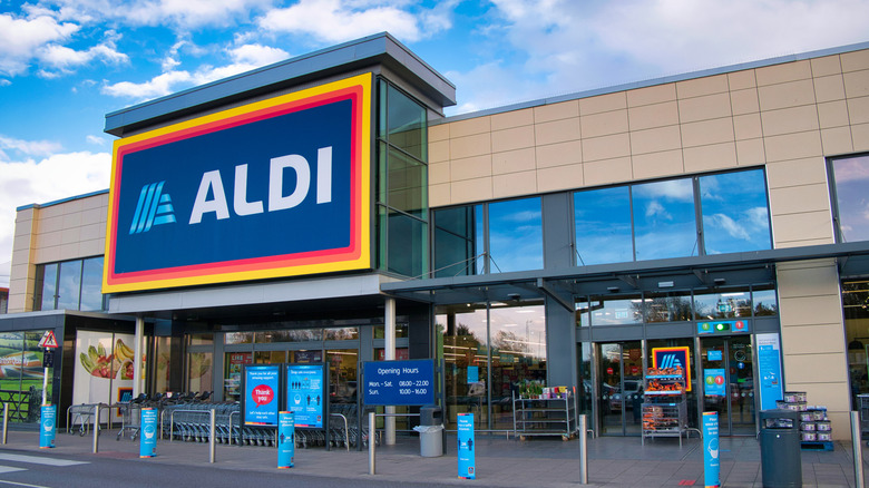 Exterior of an Aldi grocery store