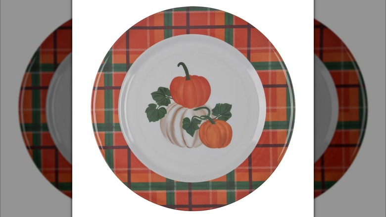 Plate with orange plaid trim and pumpkin decor