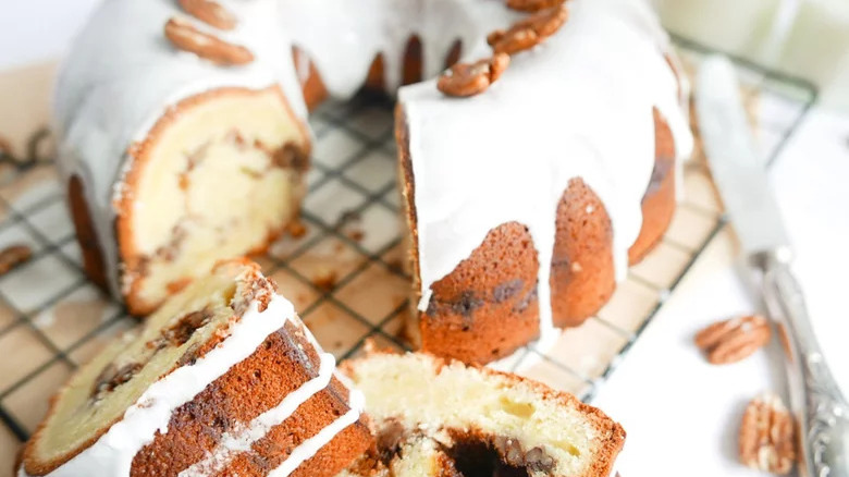Bundt cake with pecans