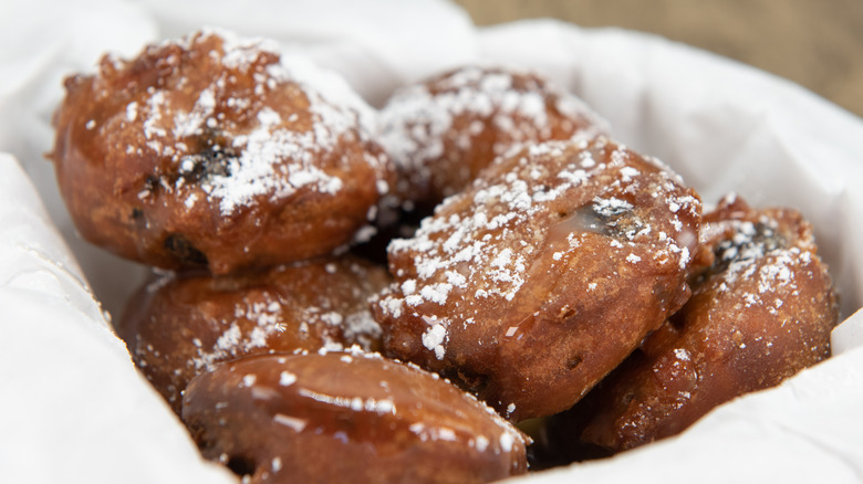 Deep-fried Oreos with icing sugar on top