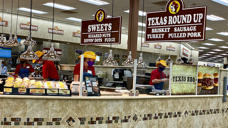 Buc-ee's barbecue counter