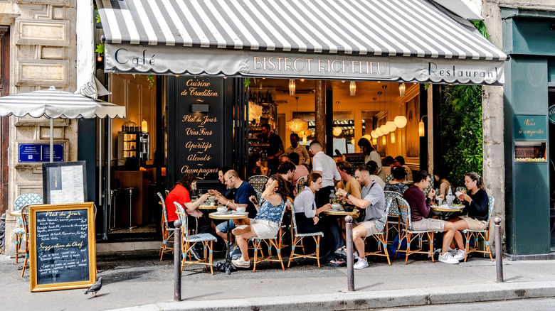 Diners outside a Paris bistro