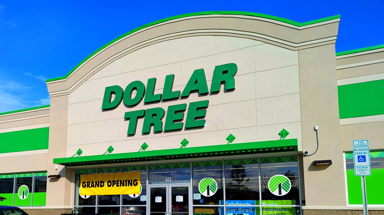 entrance of Dollar Tree