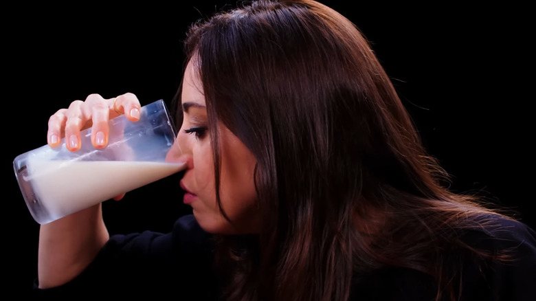 Aubrey Plaza on Hot Ones