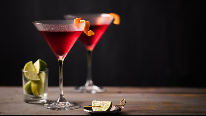   Cranberry-Gin-Martinis mit Limetten