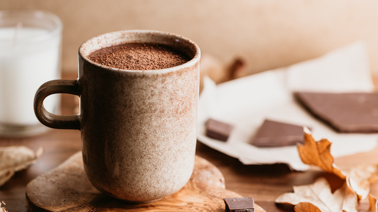   heiße Schokolade im Becher