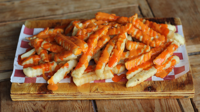 Crinkle fries drizzled with hot sauce
