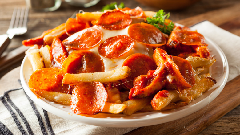 French fries with cheese, pepperoni, and red sauce