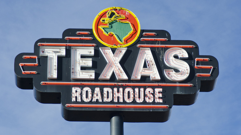 picture of roadhouse sign