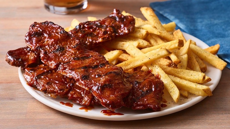 plate of Applebees riblets and fries